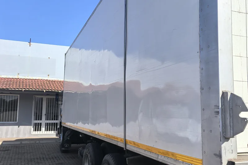 15-tonne refrigerated truck, side view